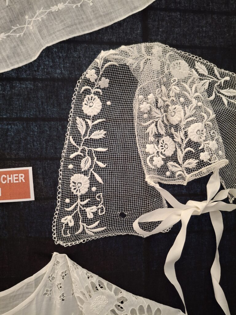 expo-coiffe-broderie-sur-tulle